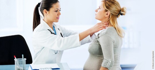 Eine Frau mit Halsschmerzen in der Schwangerschaft beim Arzt.