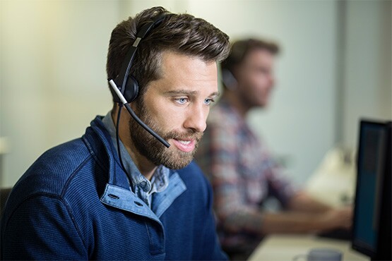 Um Halsbeschwerden zu reduzieren, kann ein Call Center Mitarbeiter GeloRevoice® einnehmen.