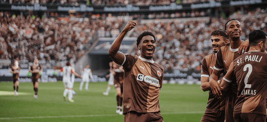 Ein Spieler des Fc St. Pauli bejubelt im Stadion ein Tor.