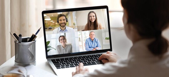 Höhere Beanspruchung der Stimme und Heiserkeit durch vermehrte Videokonferenzen im Homeoffice.