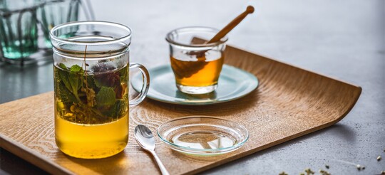 Das effektivste Hausmittel gegen Reizhusten: Tee trinken.