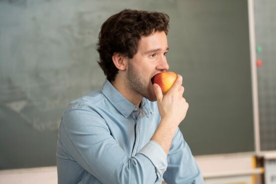 Lehrer isst einen Apfel und bemerkt dabei Schluckbeschwerden.