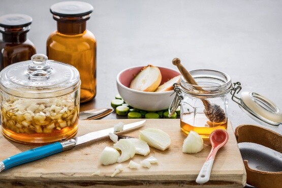Zwiebel-Honig-Sirup kann bei Halsschmerzen helfen.