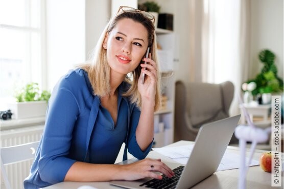 Frau telefoniert und beansprucht ihre Stimme.