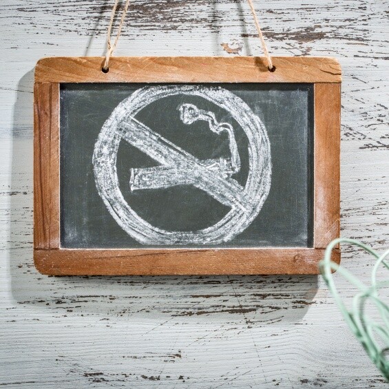 Bei einer Mandelentzündung sollte Zigarettenrauch gemieden werden.