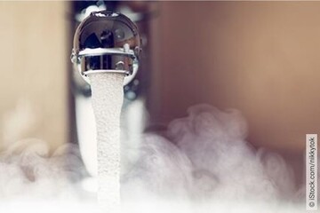 Warmes Wasser für einen Halswickel kann die Halsschmerzen lindern.