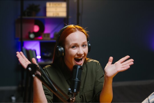 Synchronsprecherin bei einer Aufnahme im Tonstudio.