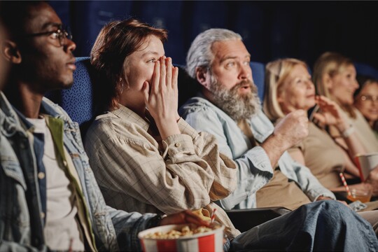 Kinobesucher sind vom Film ergriffen.