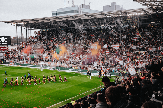 Die Fankurve des FC St. Pauli feiert den Einmarsch der Mannschaften ins Stadion.