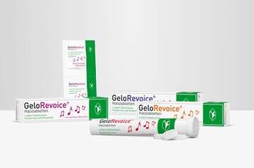 Verschiedene Verpackungen und eine geöffnete Tube von GeloRevoice® Halstabletten in verschiedenen Sorten, darunter Holunderblüte-Menthol und Kirsch-Menthol. Die Produkte stehen auf einer weißen Fläche vor einem grauen Hintergrund. GeloRevoice® lindert Halskratzen, Hustenreiz und Heiserkeit und unterstützt die Regeneration der Mund- und Rachenschleimhaut.